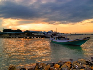 Mendung yang berkolaborasi dengan sinar matahari pagi di pelabuhan Kartini jepara